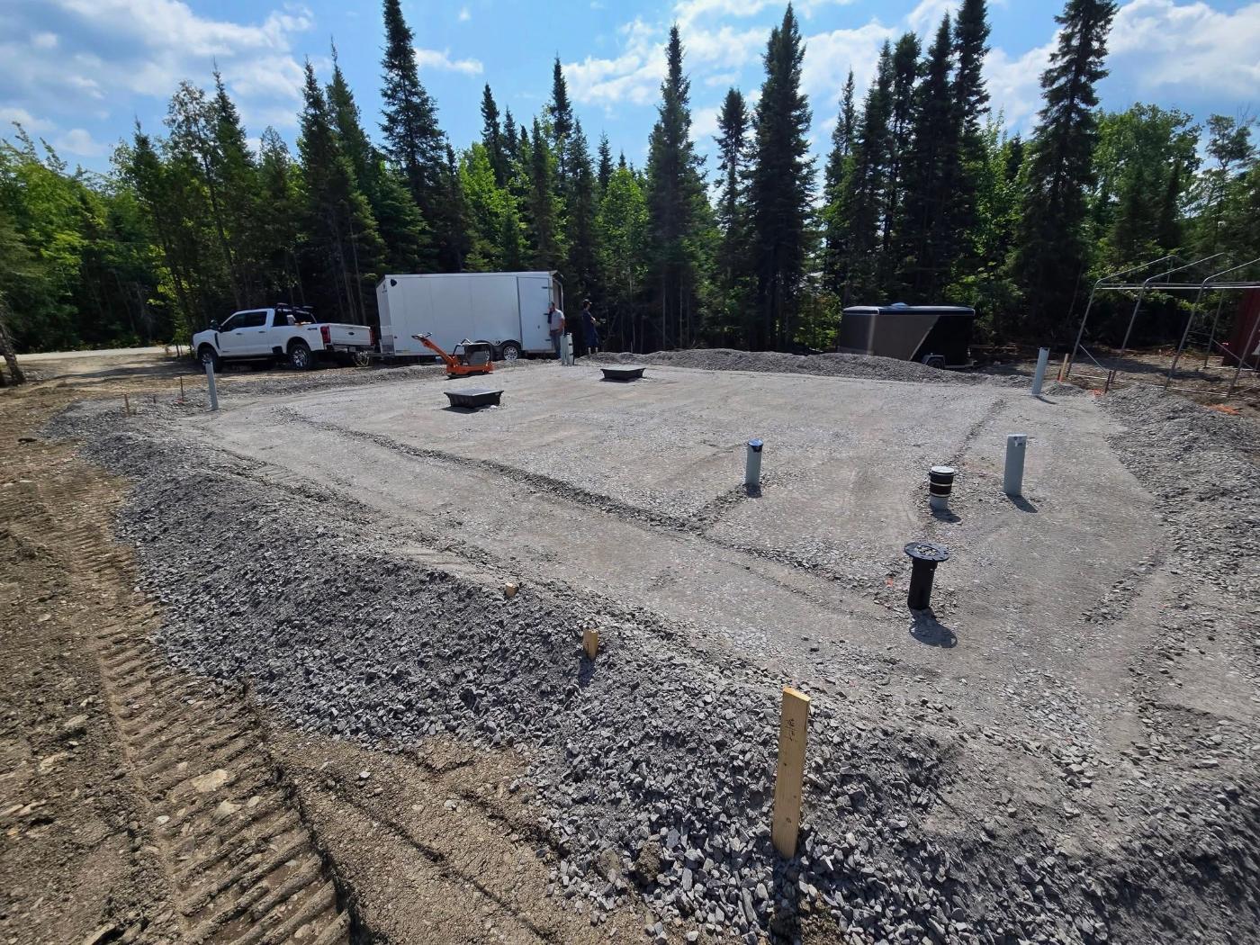 Terrain nivelé et compacté, sorties de services en attente