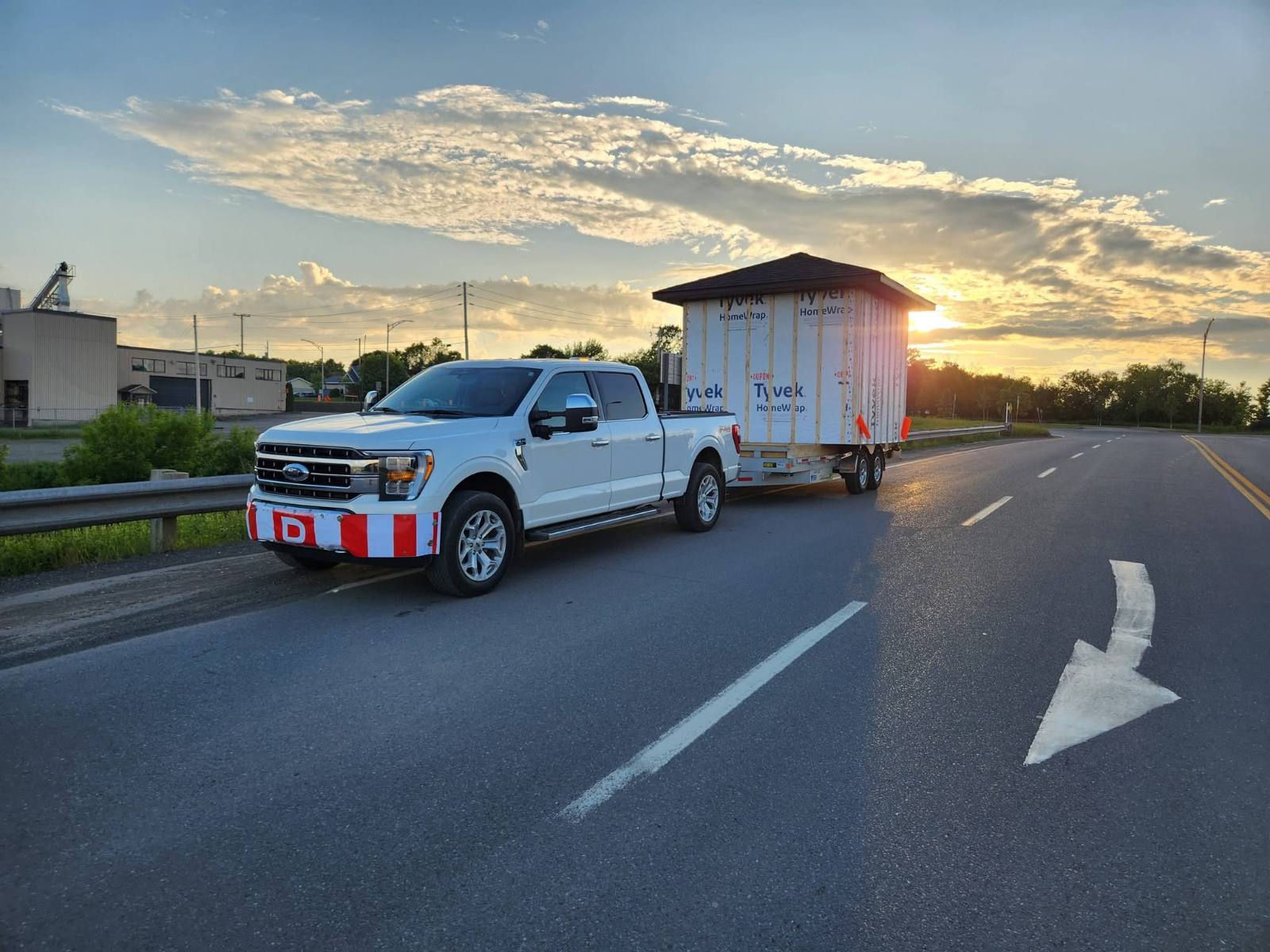 Livraison sur la route au coucher du soleil