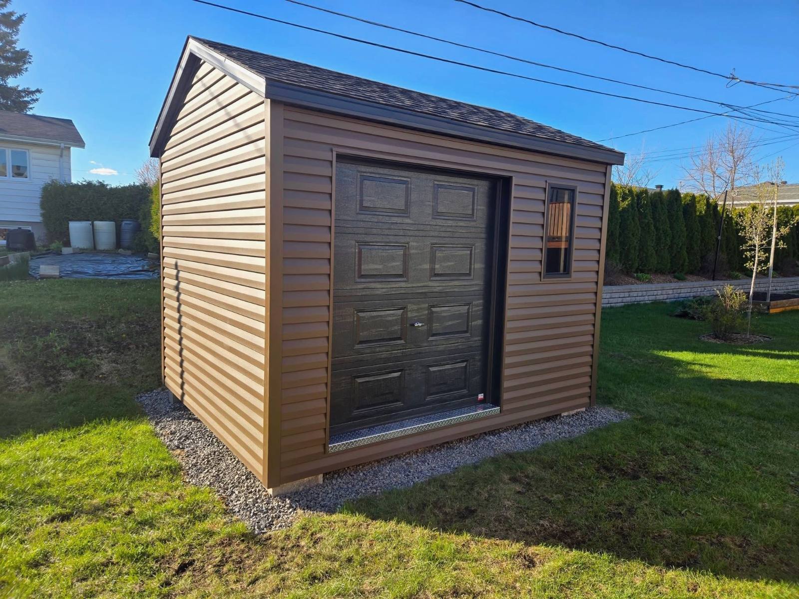 Cabanon brun avec porte de garage