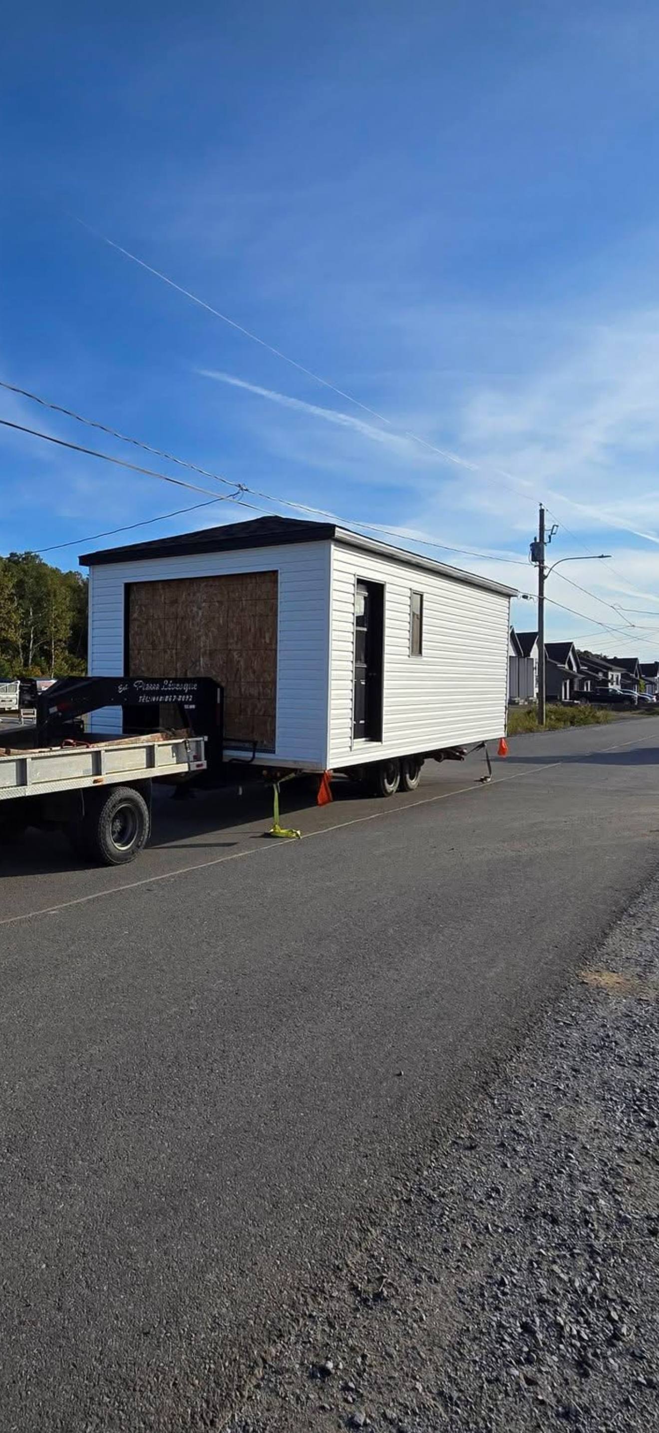 Cabanon blanc en route vers le client